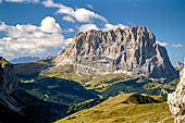Trekking nel Parco Naturale Puez-Odle. Da Passo Gardena al Rifugio Puez, si intravede il Sasso Lungo